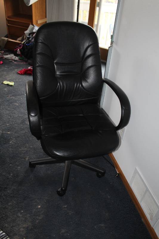 lot 514 image: Leather Rolling Office Arm Chair