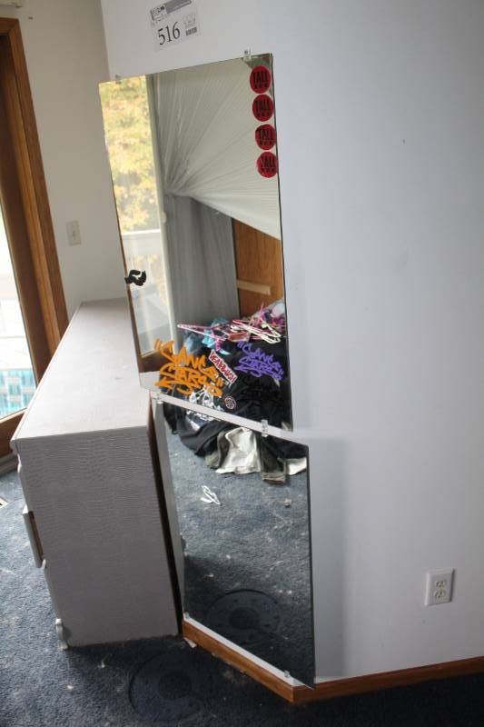 lot 516 image: Lot of (3) Wall Mirrors