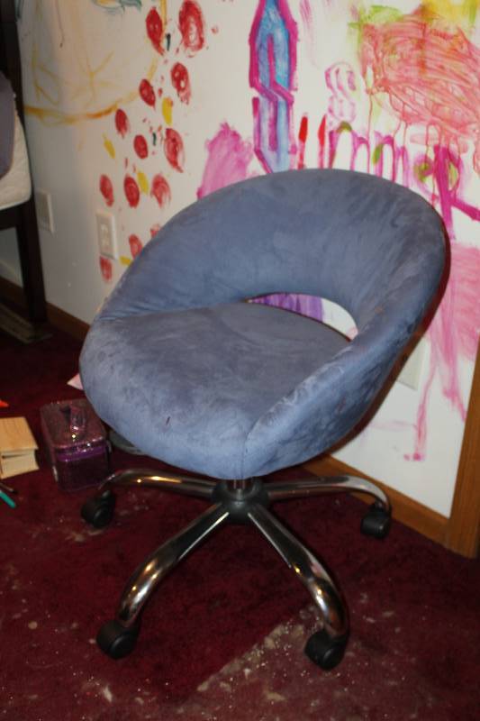 lot 502 image: Padded Rolling Chair