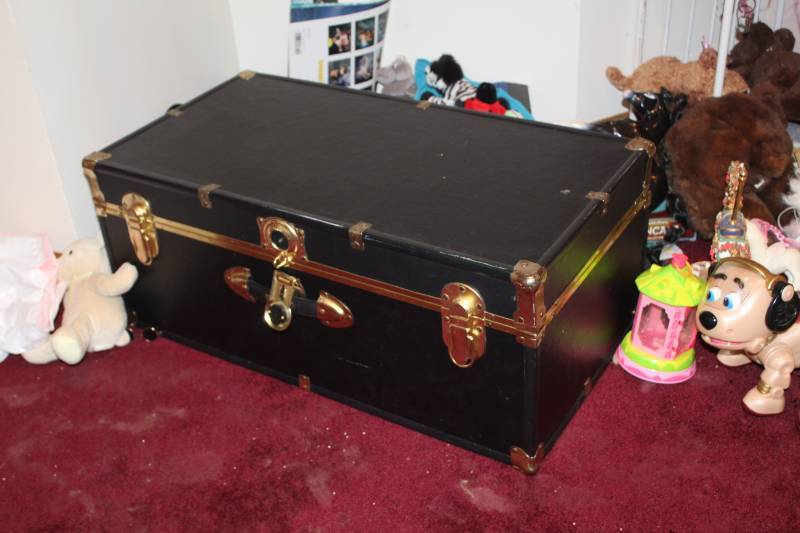 lot 505 image: Cedar Lined Storage Trunk