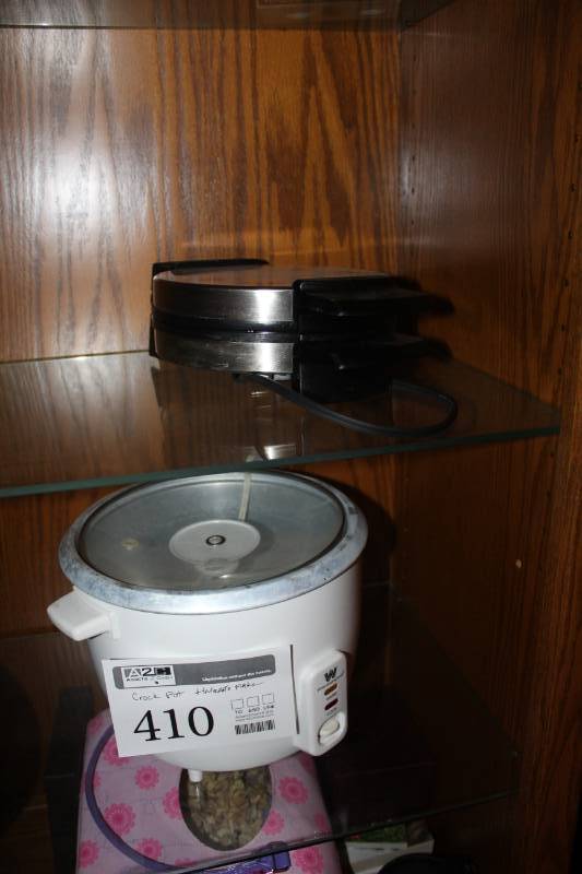 lot 410 image: Westinghouse Crock Pot, Black & Decker Belgian Waffle Maker