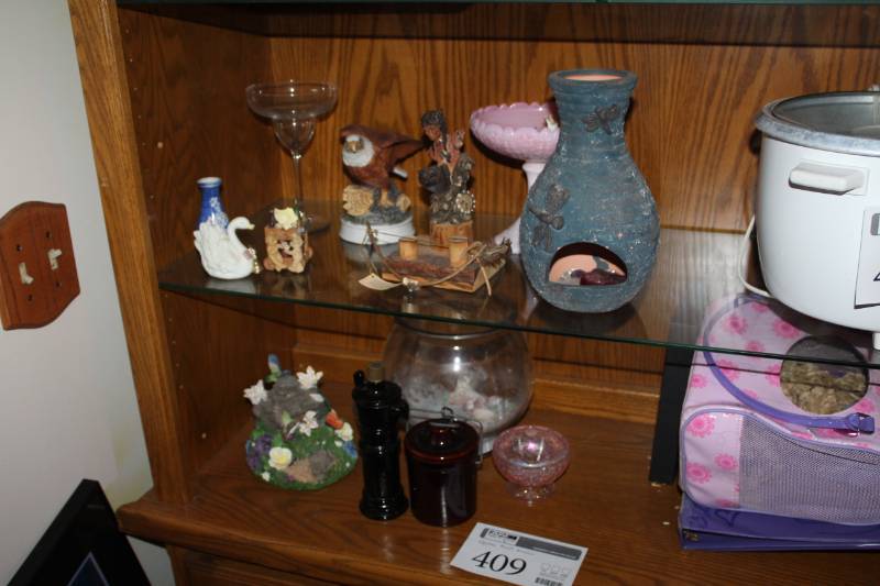 lot 409 image: Table Dcor - Knick Knacks, Vases,