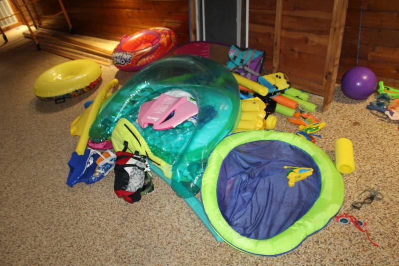 lot 394 image: Swimming Pool Toys