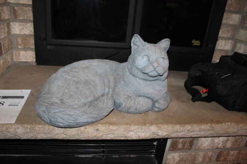 lot 417 image: Ceramic Cat Dcor