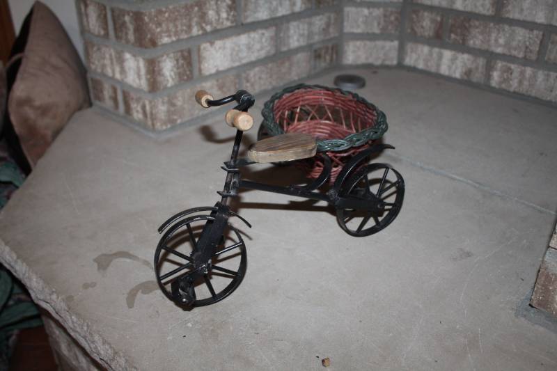 lot 418 image: Metal Sidecar Bike