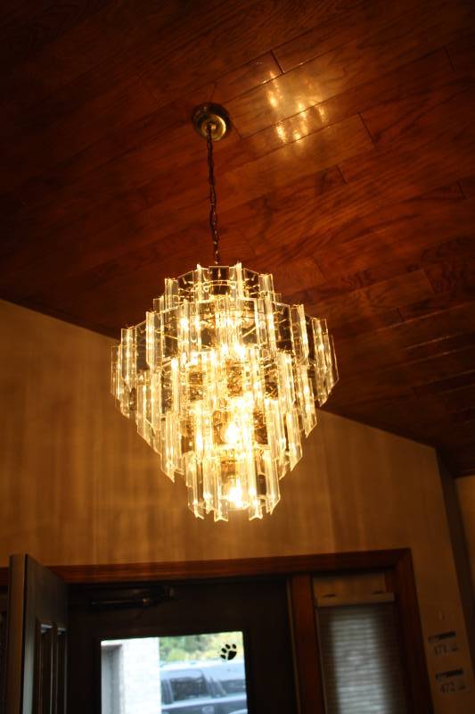 lot 586 image: Chandelier