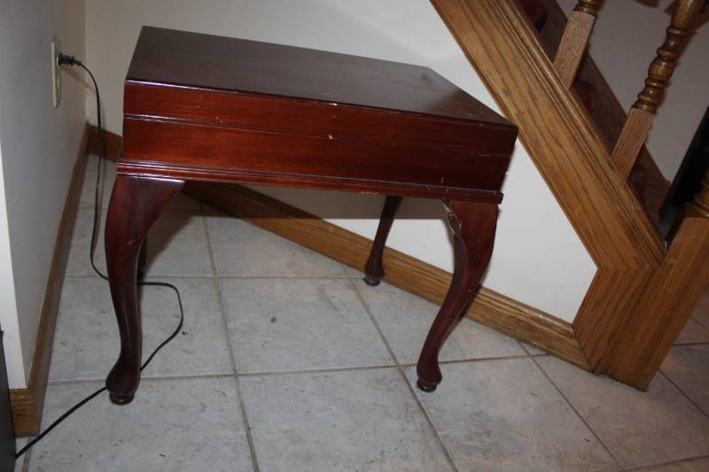 lot 424 image: Wood Side Table with Flip-Up Storage