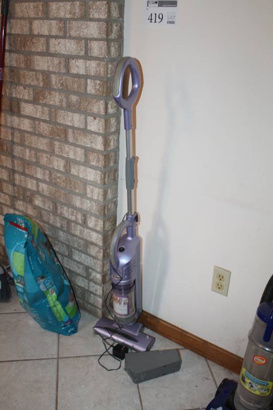 lot 419 image: Shark Cordless StikVac