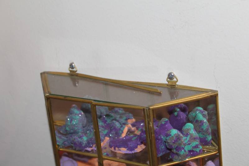lot 426 image: Small Wall-Mount 3-Shelf Display Cabinet