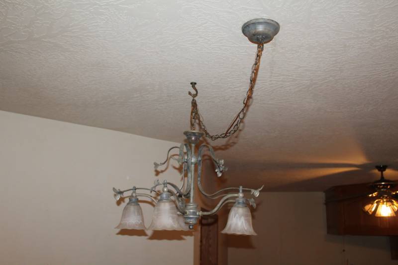 lot 589 image: Chandelier