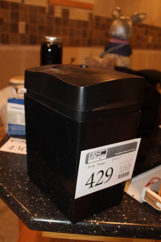 lot 429 image: Table Top Paper Shredder