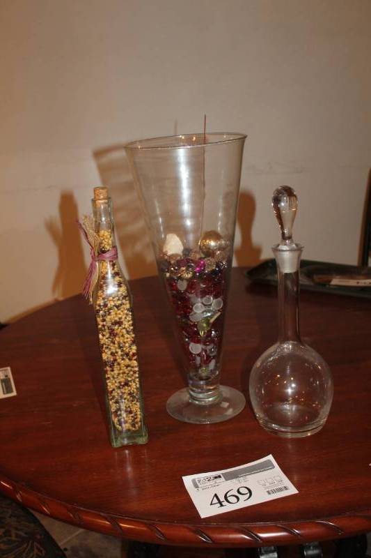 lot 469 image: Lot of (3) Clear Glass Table VasesDcor