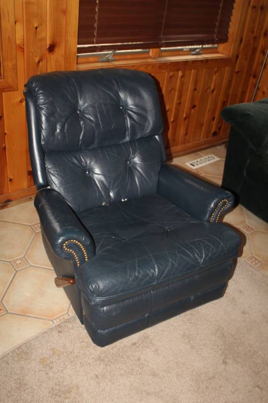 lot 449 image: Leather Recliner