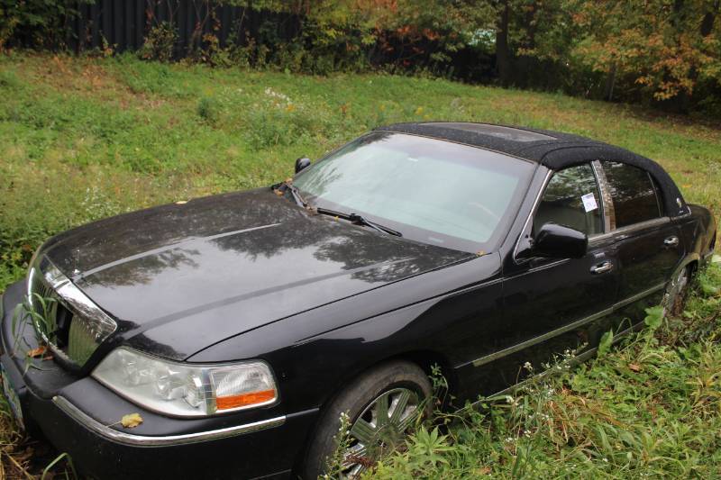 lot 379 image: 2004 Ford Lincoln Town Car Ultimate 4-Door Sedan Limousine