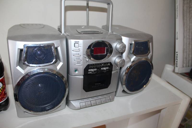 lot 533 image: 2007 Durabrand Compact Disc Portable Player