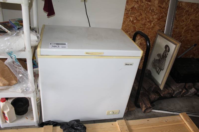 lot 382 image: Magic Chef Chest Freezer