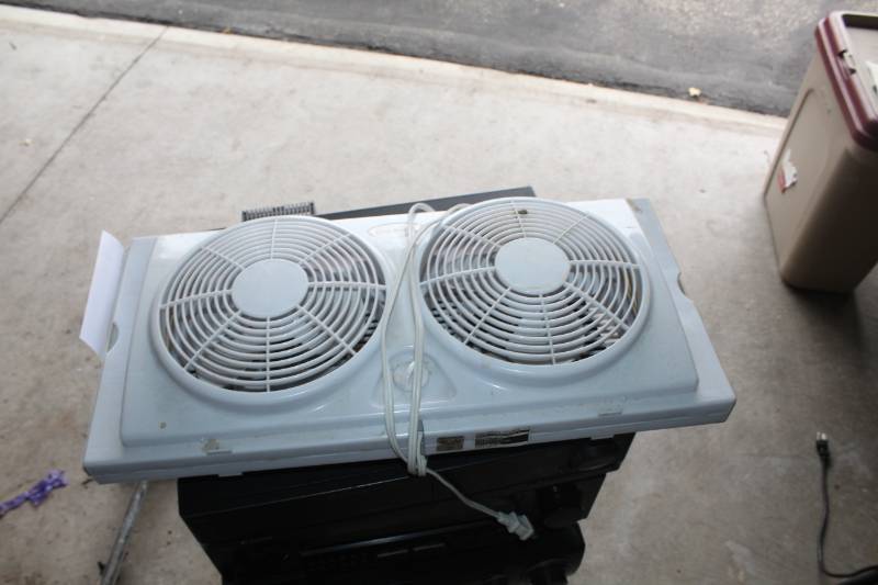 lot 531 image: 2007 Cool Breeze Twin Window Fan 7in.