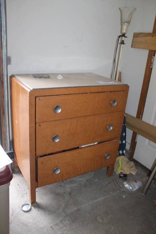 lot 529 image: Wood Dresser with 3-Drawers