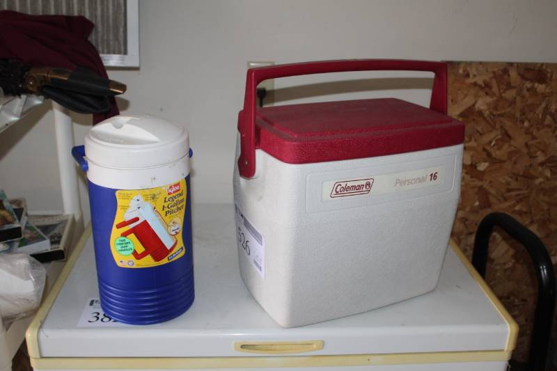 lot 526 image: Lot of (2) Coleman Personal 16 Cooler, Igloo 1-Gallon Pitcher