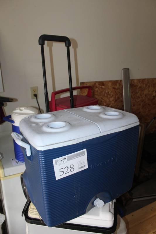 lot 528 image: Rubbermaid Rolling Chest Cooler