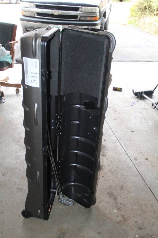 lot 541 image: Club Champ Golf Club Hard Side Rolling Storage Case