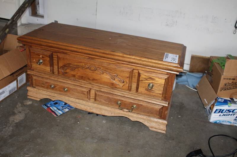 lot 549 image: 1990 Furniture Traditions Wood Storage Chest