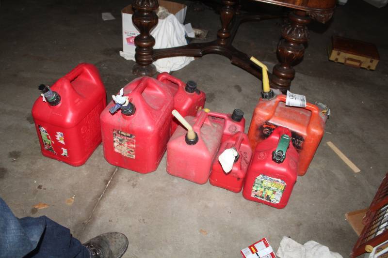 lot 565 image: Lot of (8) Plastic Gasoline Cans