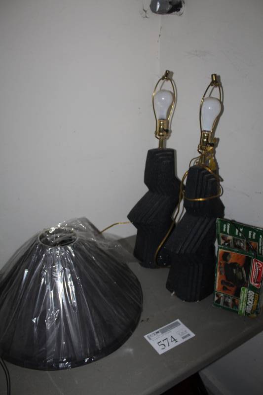 lot 574 image: Lot of (2) Table Lamps