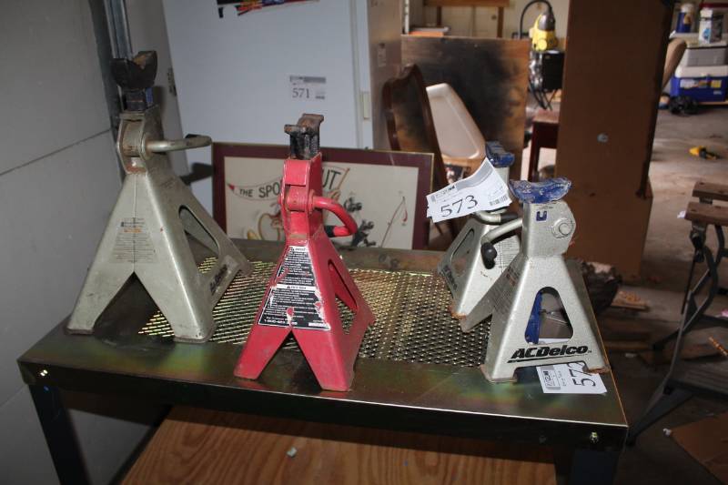 lot 573 image: Lot of (4) Jack Stands