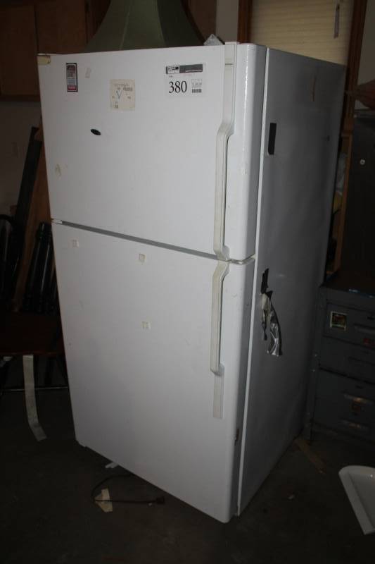 lot 380 image: Hotpoint 21.8 cu.ft. Refrigerator Freezer