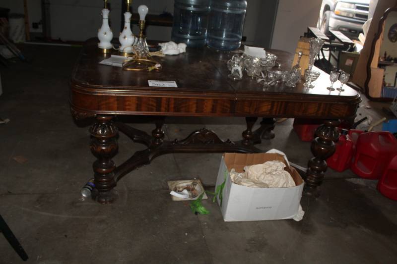 lot 562 image: Wood Dining Table