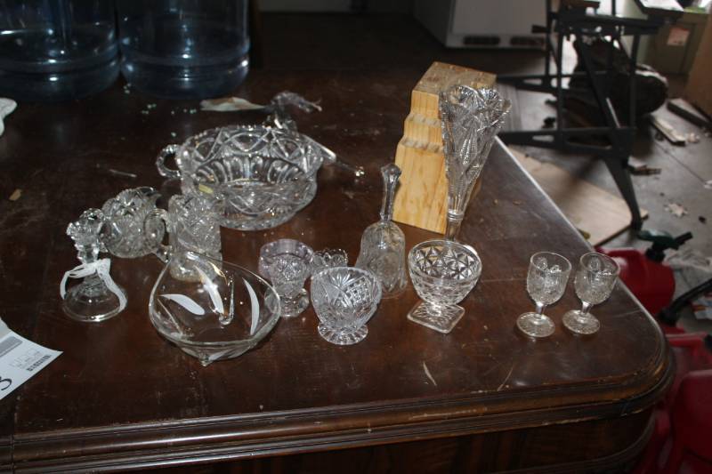 lot 563 image: Crystal Glasses, Serving Bowls, Vases