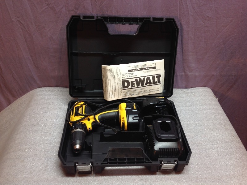 lot 2 image: DeWalt 14.4 V Cordless Drill Kit