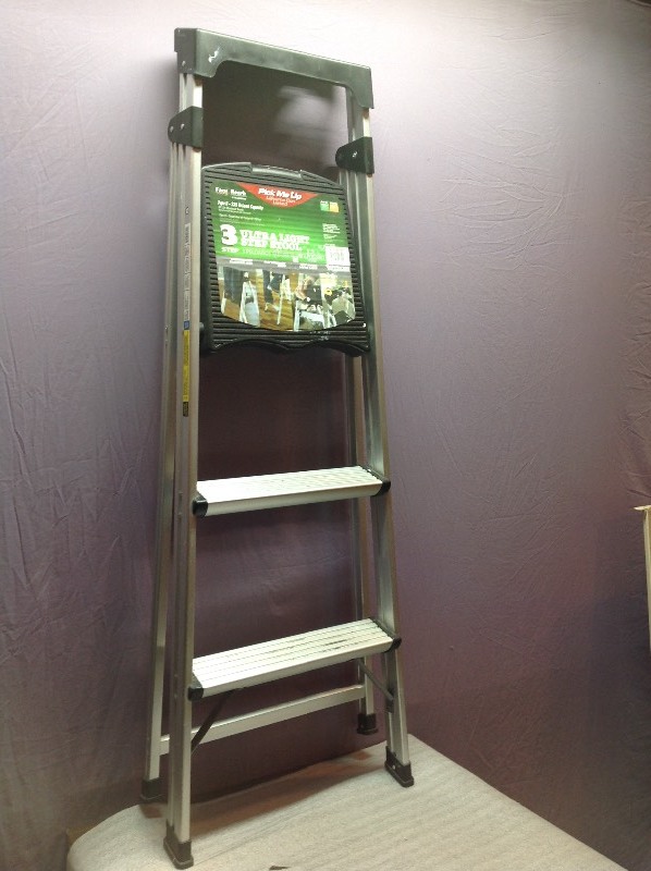 lot 68 image: 3 Step Ultra Light Step Stool