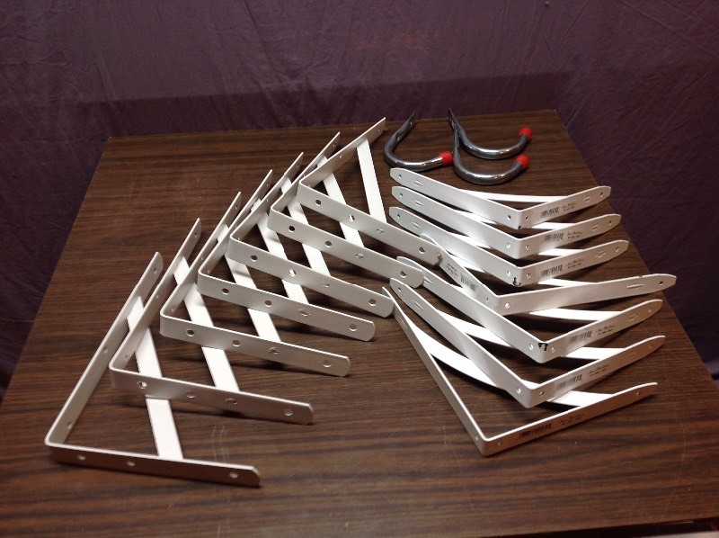 lot 112 image: Shelving Brackets