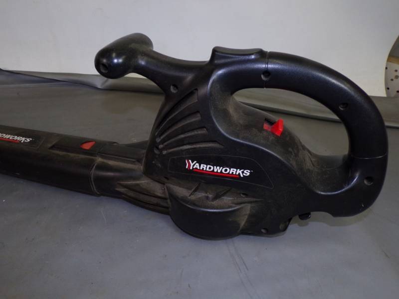 lot 9 image: 110v Yardworks Leaf Blower