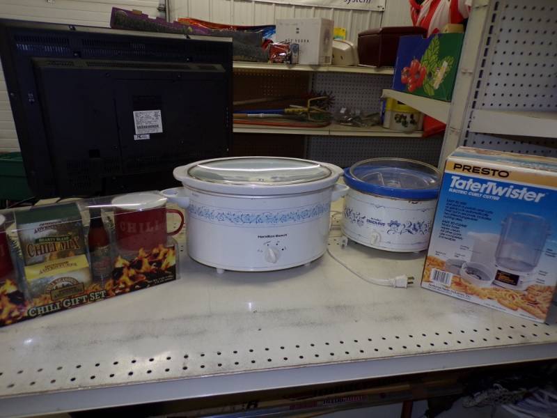 lot 13 image: Tatter Twister, Chilies Gift Set and 2 Crock Pots