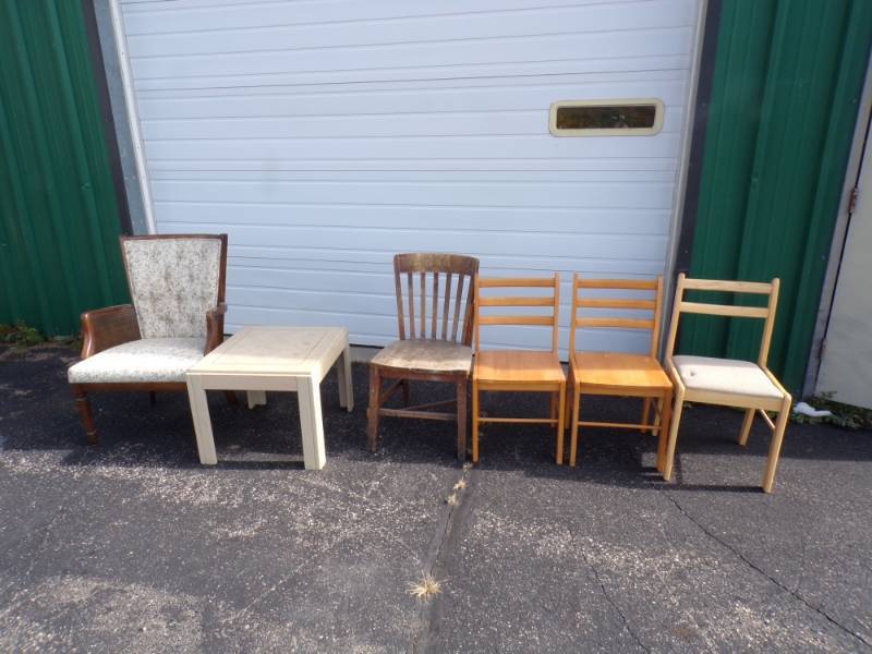 lot 19 image: Lot of Chairs and End Table