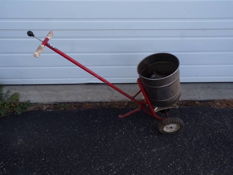 lot 22 image: Lawn Spreader