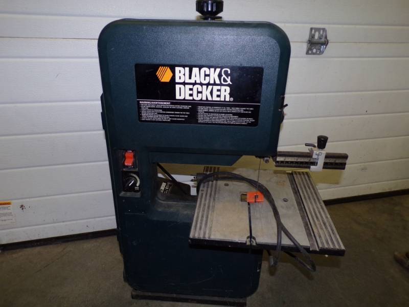 lot 4 image: Black N Decker Band Saw