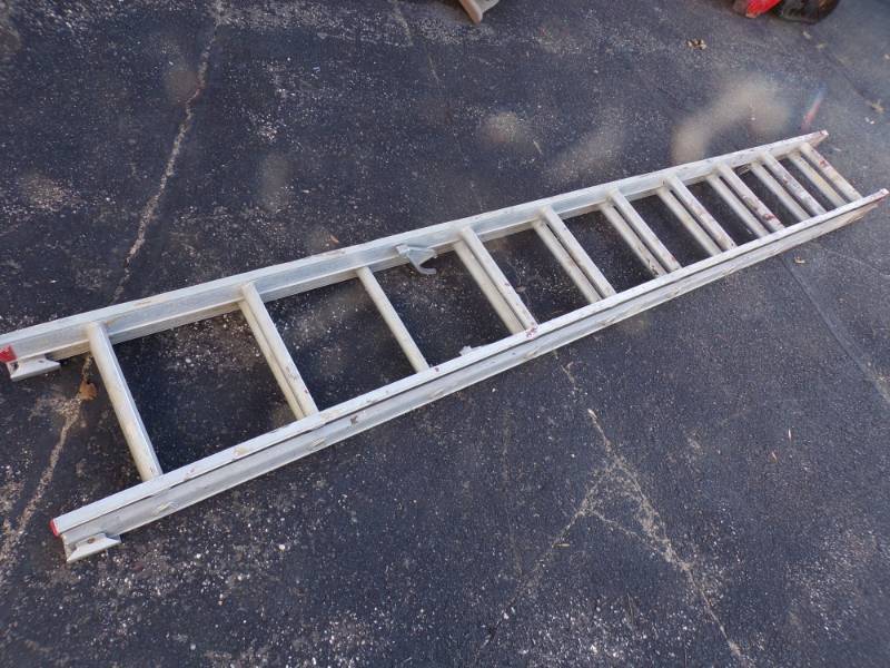 lot 30 image: 20 Extension Ladder
