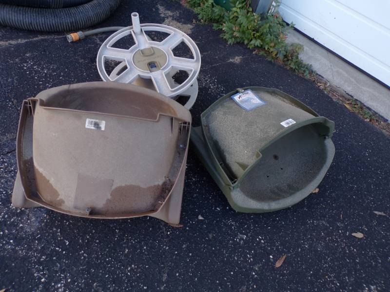 lot 31 image: 2 Boat Seats with Hose Reel