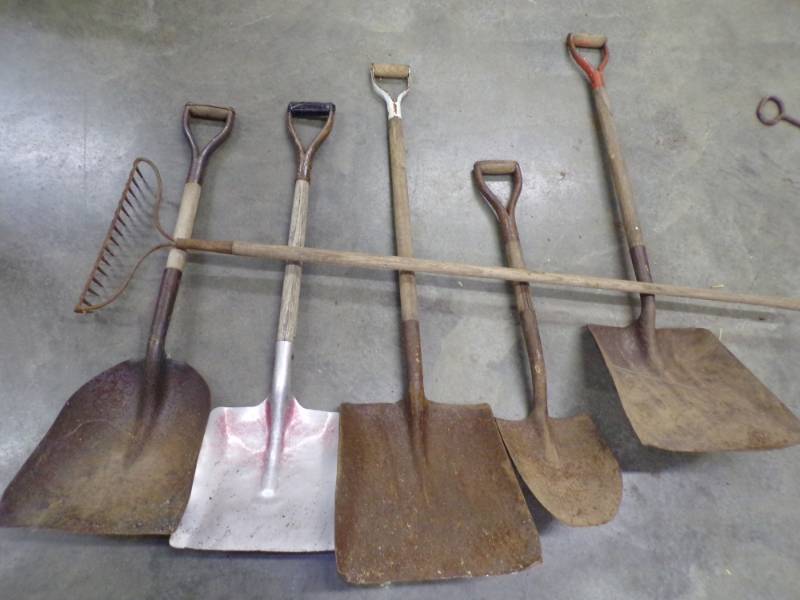 lot 38 image: 6 Vintage tools