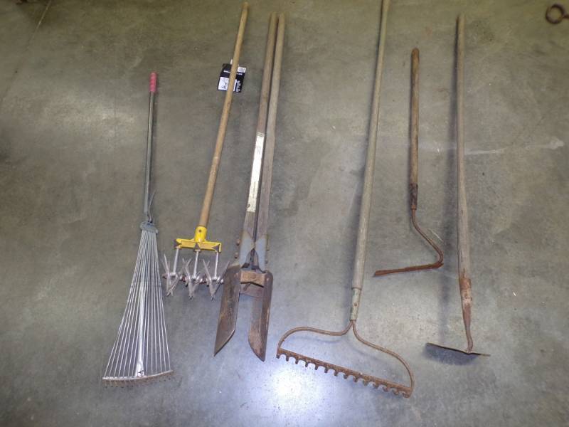 lot 39 image: 6 Vintage tools
