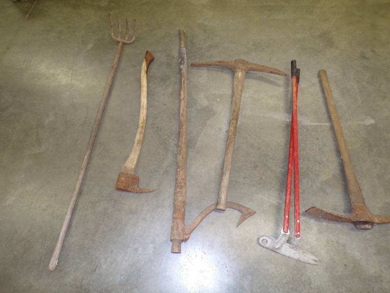 lot 40 image: 6 Vintage tools