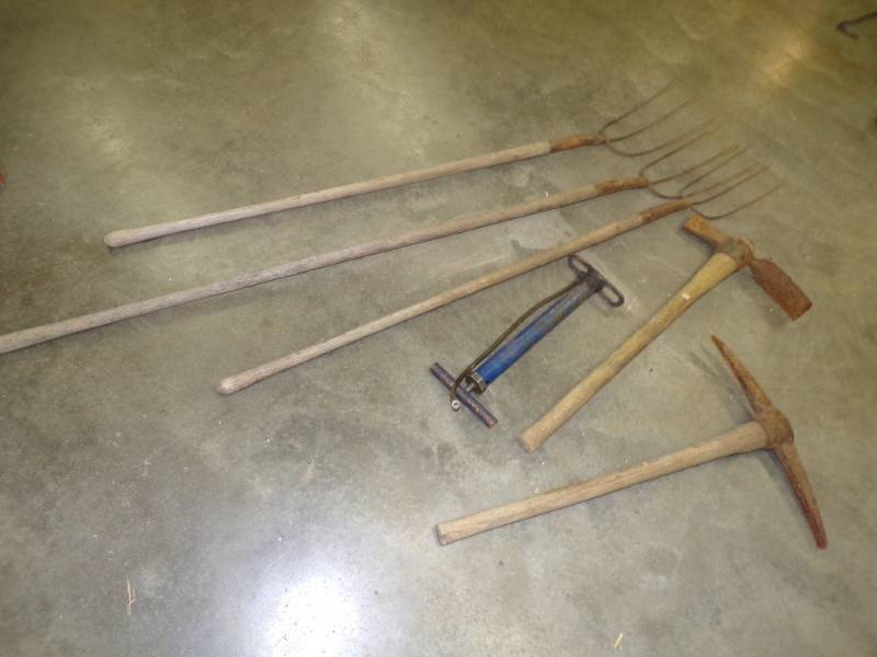lot 41 image: 6 Vintage tools