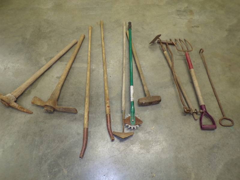 lot 42 image: 11 Vintage Tools