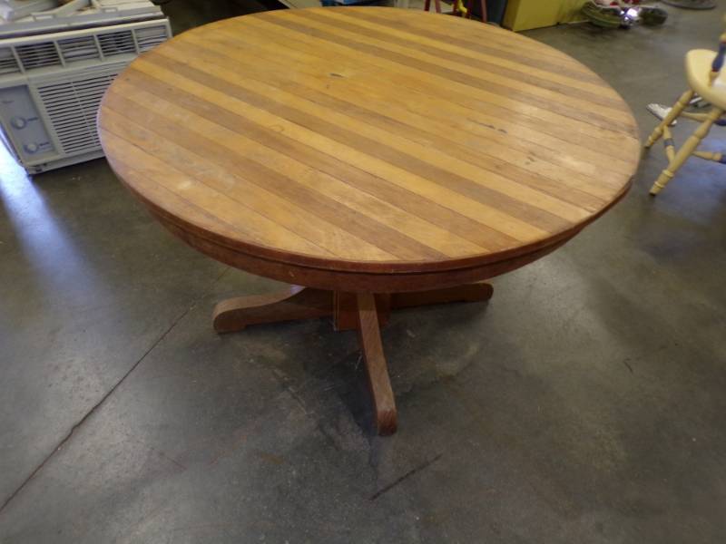 lot 45 image: Oak Round Table