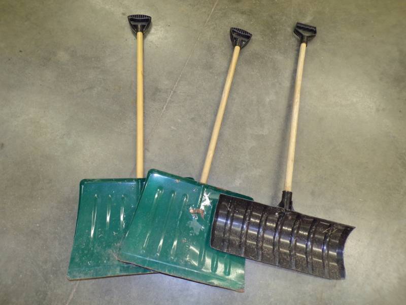 lot 59 image: 3 Snow Shovels
