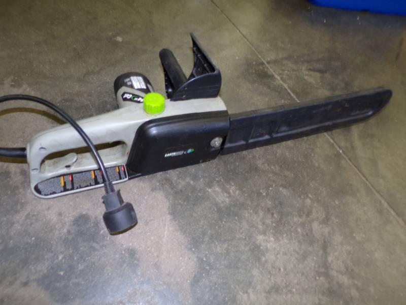 lot 81 image: 14 110v Electric Chain Saw